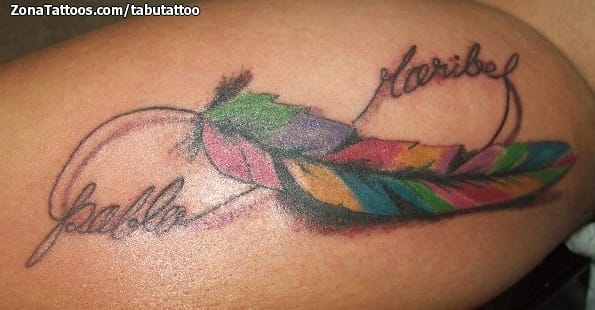 Foto de tatuaje Plumas, Infinitos, Nombres