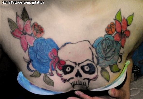 Foto de tatuaje Calaveras, Pecho, Flores