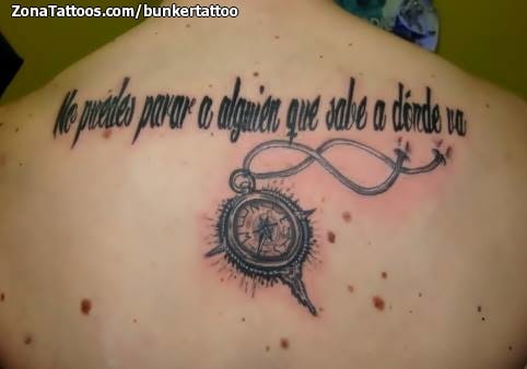 Foto de tatuaje Brújulas, Espalda, Frases