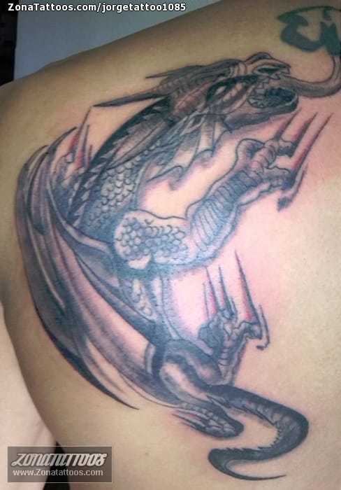 Foto de tatuaje Dragones, Fantasía, Omóplato