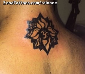 Foto de tatuaje Flores, Cuello