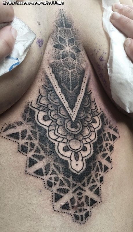 Foto de tatuaje Geométricos, Pecho, Puntillismo