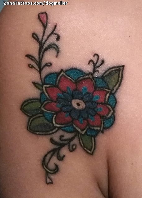 Foto de tatuaje Mándalas, Flores, Hombro