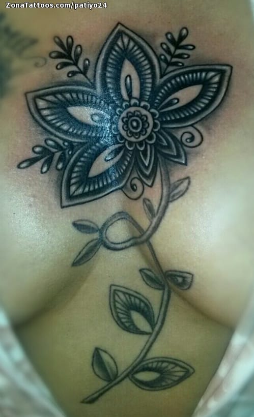 Foto de tatuaje Flores, Pecho