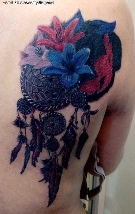 Foto de tatuaje Flores, Atrapasueños, Omóplato