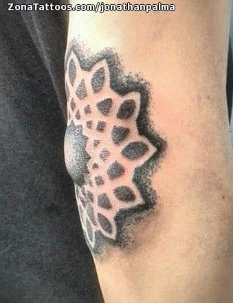 Foto de tatuaje Geométricos, Codo, Puntillismo