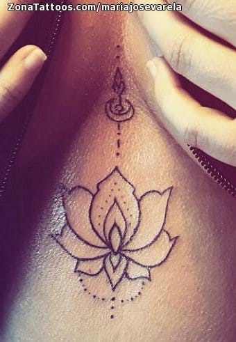 Foto de tatuaje Flores, Pecho