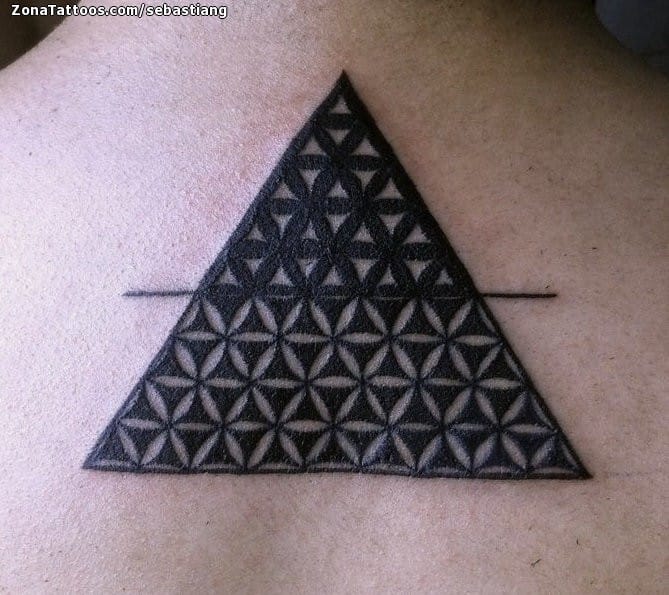 Foto de tatuaje Geométricos, Espalda, Triángulos