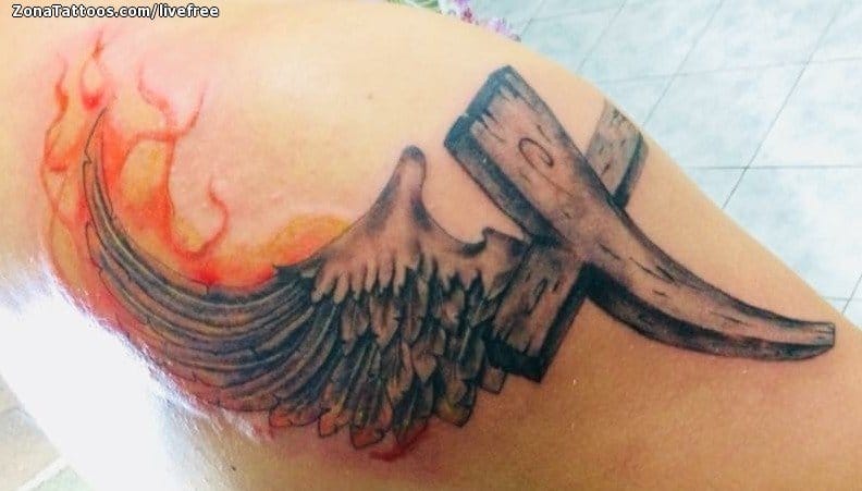 Foto de tatuaje Cruces, Alas, Llamas