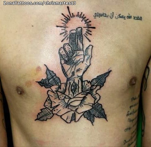 Foto de tatuaje Manos, Pecho, Rosas