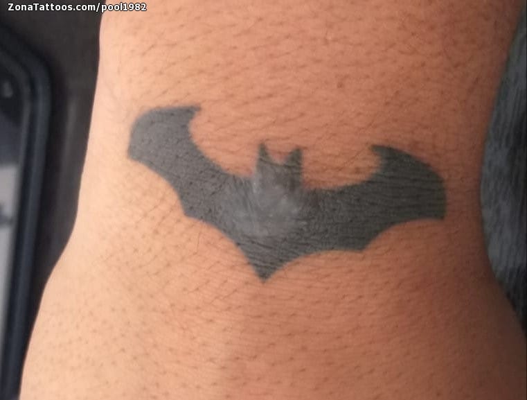 Tatuaje de Batman, Logos, Muñeca