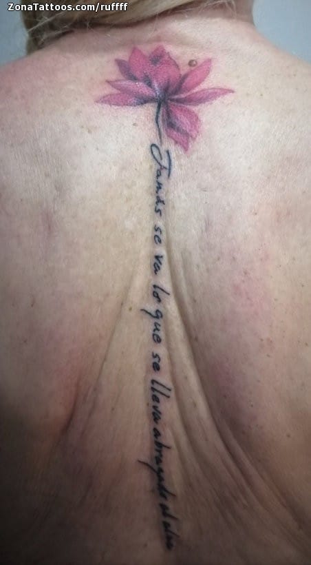 Foto de tatuaje Espalda, Flores, Frases