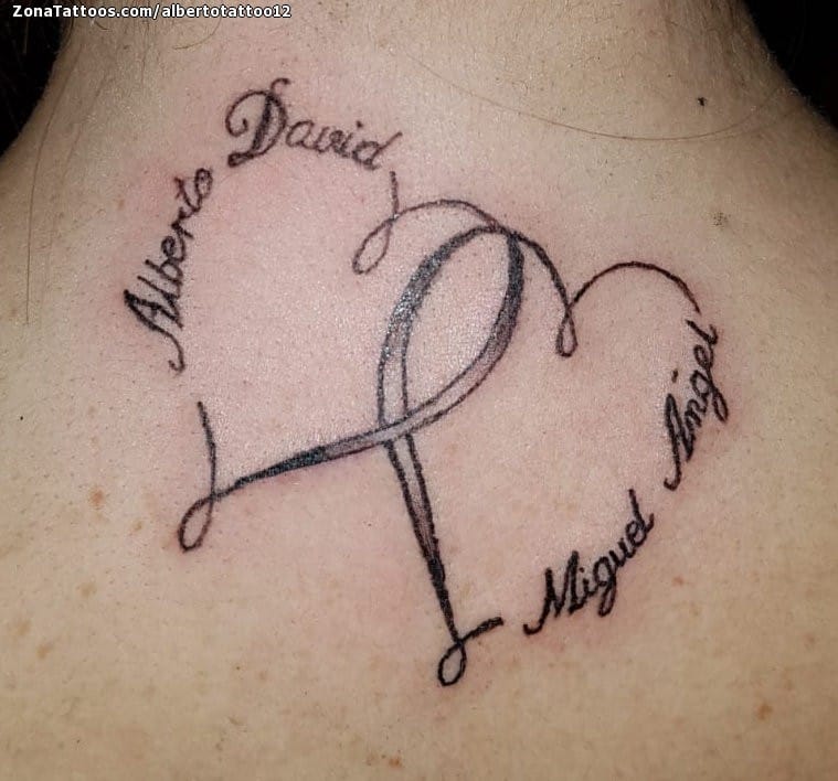 Foto de tatuaje Corazones, Nombres, Espalda