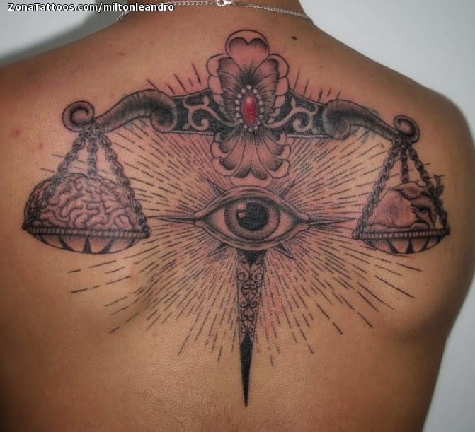 Foto de tatuaje Balanzas, Espalda, Ojos