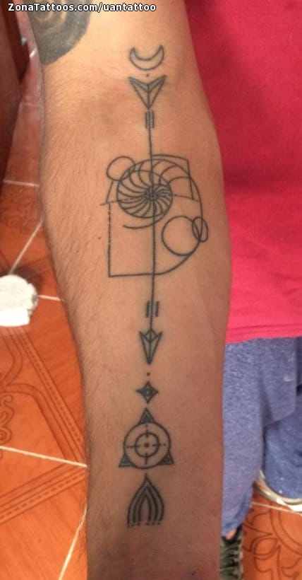 Foto de tatuaje Geométricos, Flechas, Antebrazo