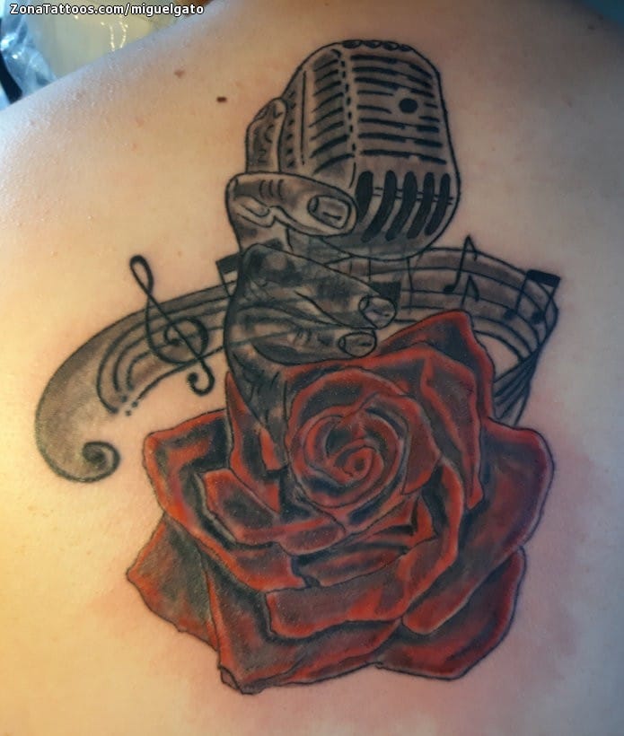 Foto de tatuaje Micrófonos, Partituras, Rosas