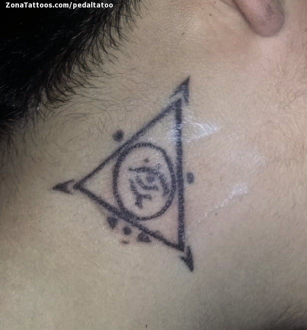 Foto de tatuaje Triángulos, Cuello