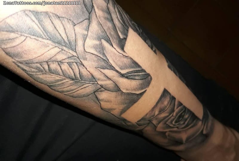 Foto de tatuaje Cruces, Flores, Brazo