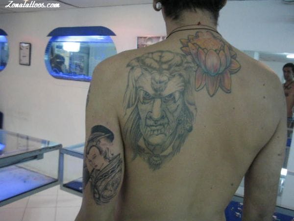 Foto de tatuaje Indios, Omóplato, Lotos