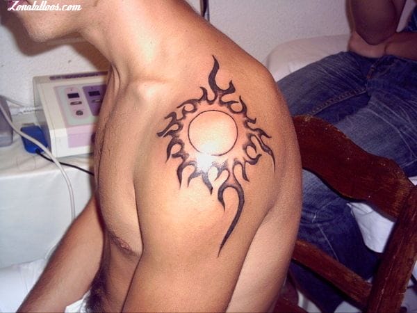 Foto de tatuaje Soles, Tribales, Hombro