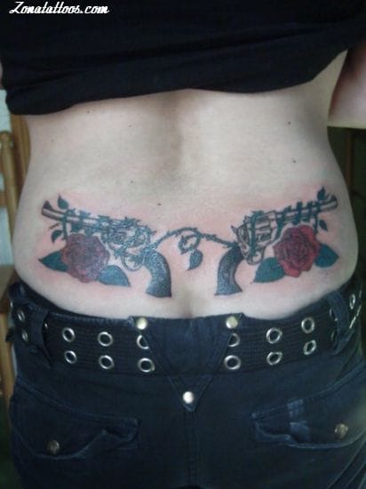 Foto de tatuaje Armas, Rosas, Cintura