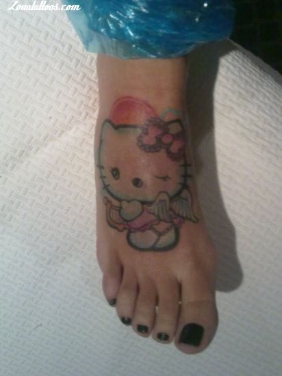 Foto de tatuaje Hello Kitty, Pie, Empeine