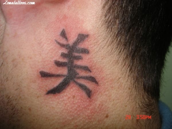 Foto de tatuaje Kanjis, Cuello, Letras