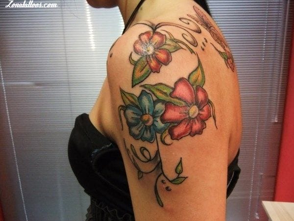 Foto de tatuaje Flores, Hombro