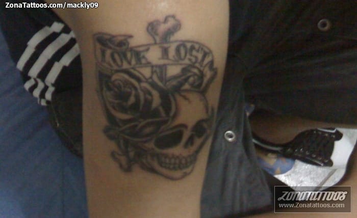 Foto de tatuaje Calaveras, Rosas, Frases