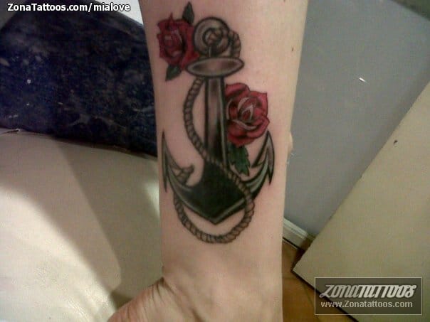 Foto de tatuaje Anclas, Rosas