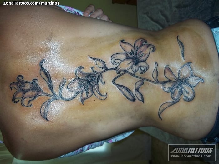 Foto de tatuaje Lirios, Flores, Espalda