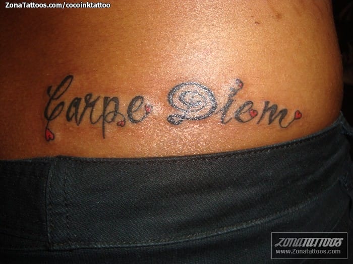 Foto de tatuaje Carpe Diem, Cintura, Letras