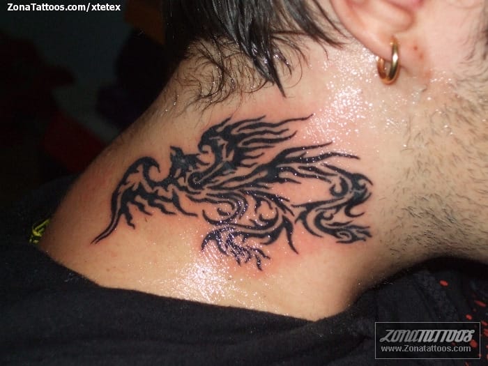 Foto de tatuaje Ave Fénix, Cuello