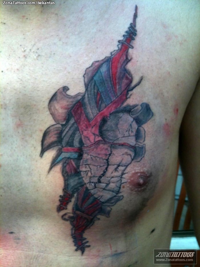 Foto de tatuaje Grietas, Corazones, Pecho