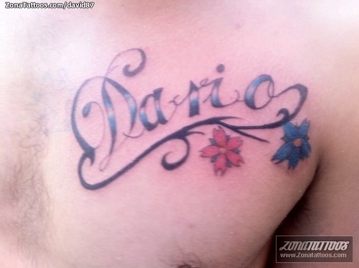 Foto de tatuaje Pecho, Letras, Flores