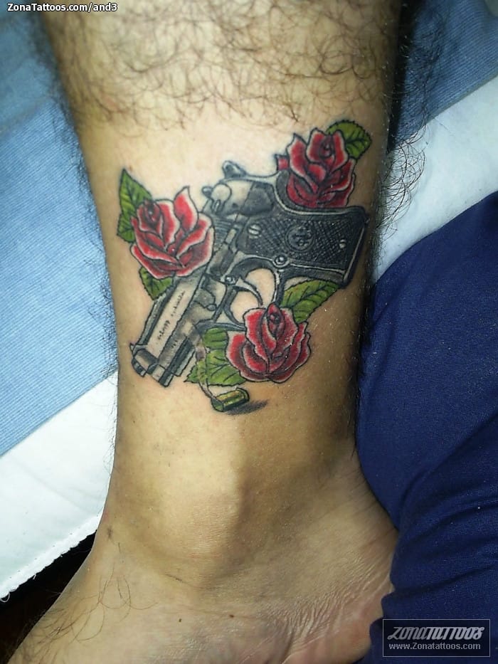 Foto de tatuaje Pistolas, Armas, Rosas