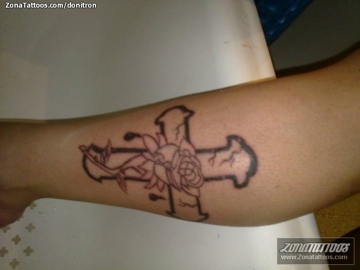 Foto de tatuaje Cruces, Rosas, Religiosos