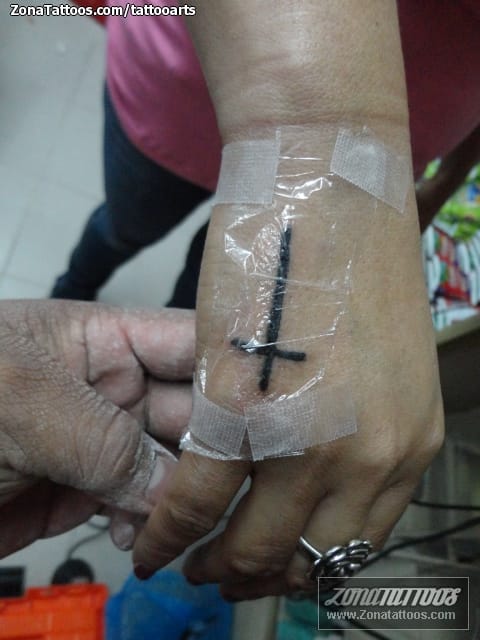 Foto de tatuaje Cruces, Mano