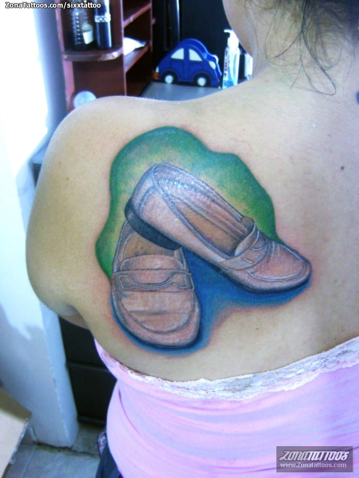 Foto de tatuaje Zapatos, Omóplato