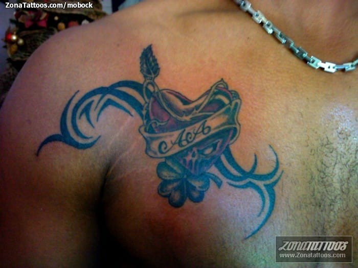 Foto de tatuaje Corazones, Tribales, Pecho