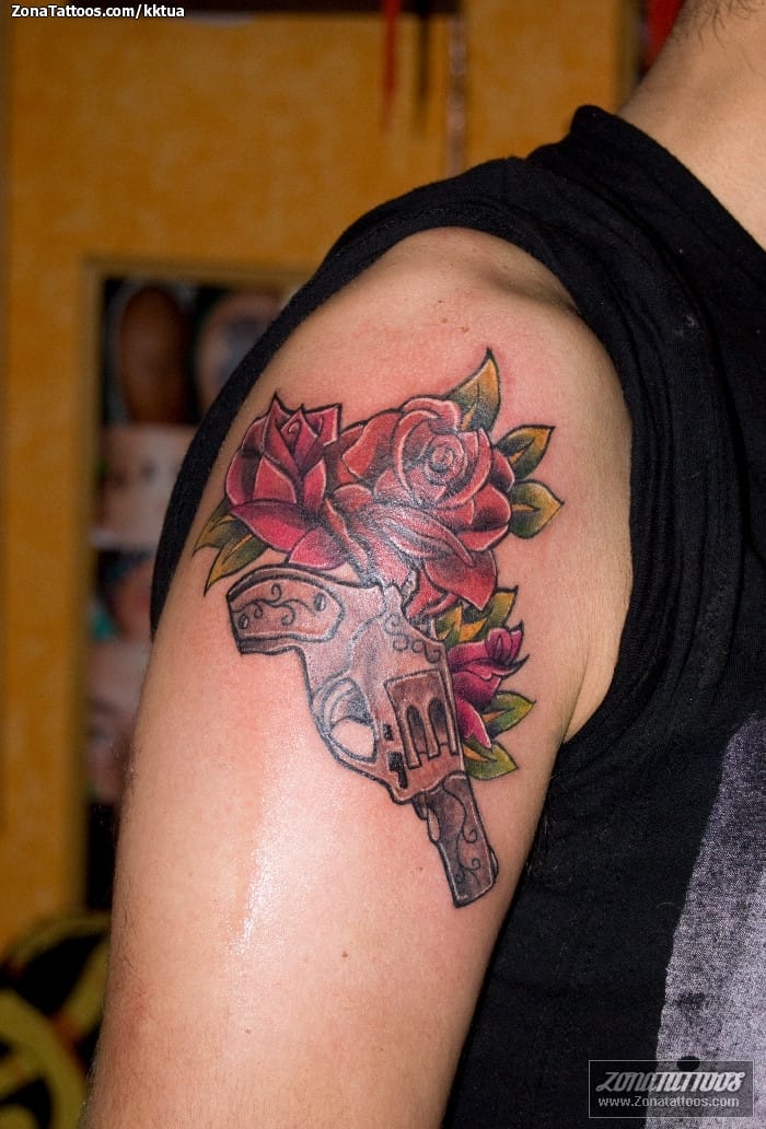 Foto de tatuaje Rosas, Armas, Pistolas