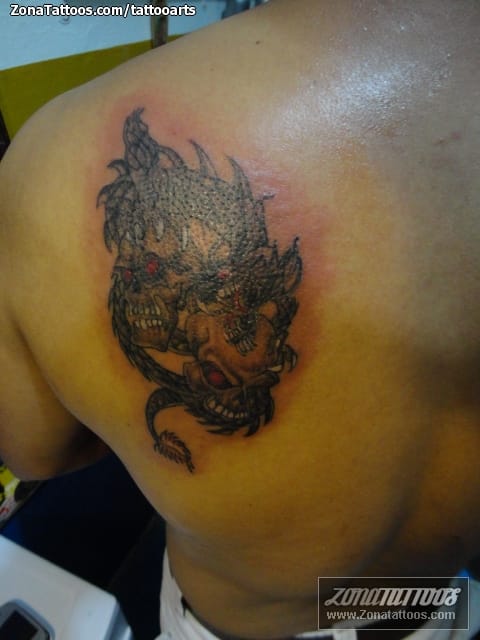 Foto de tatuaje Dragones, Calaveras, Omóplato