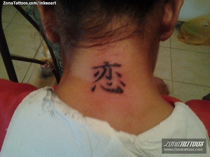 Foto de tatuaje Letras Chinas, Kanjis, Nuca