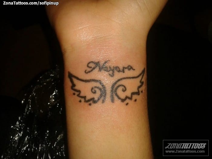 Foto de tatuaje Alas, Letras, Nayara