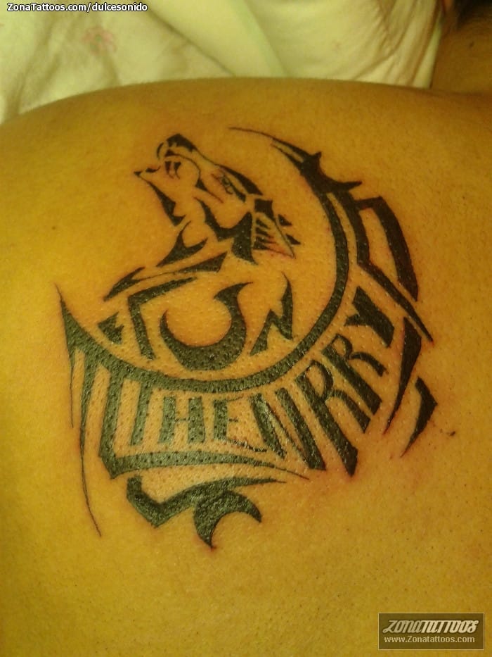 Foto de tatuaje Lobos, Tribales, Letras