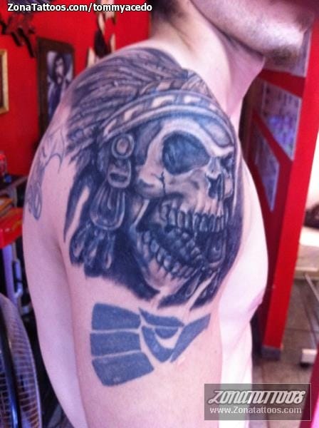 Foto de tatuaje Calaveras, Indios, Hombro