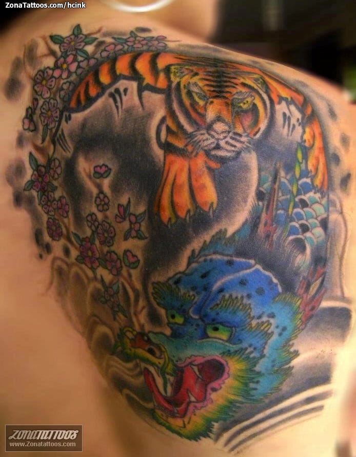 Foto de tatuaje Dragones, Tigres, Omóplato