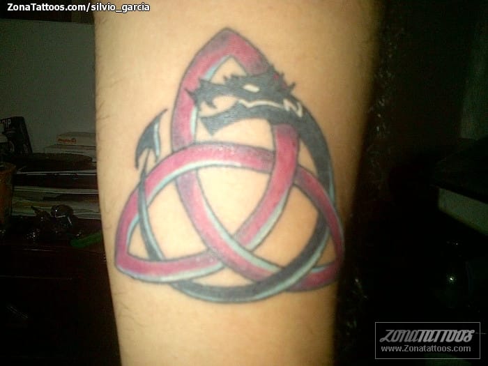 Tattoo photo Triquetra, Dragons