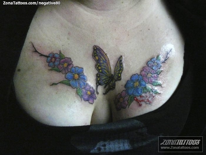 Foto de tatuaje Mariposas, Flores, Pecho