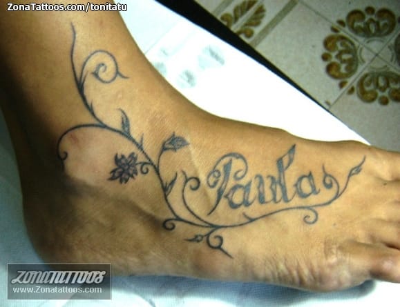 Foto de tatuaje Empeine, Enredaderas, Nombres